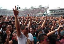 Entre música, luchas y risas, disfrutan el Vive Latino