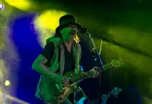 Santana puso sabor con el virtuosismo de su guitarra al Vive Latino