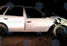 Chocan y abandonan un vehículo robado Chocan y abandonan un vehículo robado