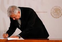 López Obrador firma compromiso de no reelección