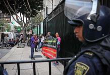 Por bloqueo de CNTE, policías escoltan a empleados del Senado