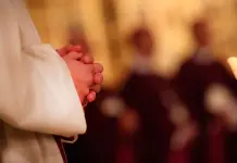 Gobierno chileno ordena fundir estatua de sacerdote denunciado por abusos