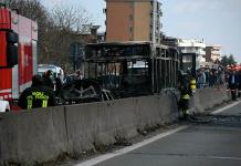 Chofer de autobús escolar secuestra a sus 51 pasajeros en Italia