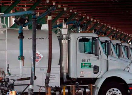 Envío de pipas de combustible de Pemex a Tijuana