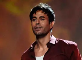 Enrique Iglesias desata polémica al intentar besar a Emilia Mernes