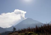 Registran débil emisión de vapor de agua y gases del volcán Popocatépetl