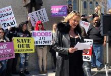 Stormy Daniels protesta contra impuesto a las desnudistas