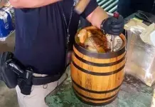Aseguran droga escondida en barril tequilero en aeropuerto de la CDMX