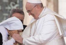 El papa Francisco vuelve a permitir que le besen el "anillo de pescador"