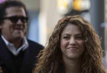 Shakira y Carlos Vives defienden "La bicicleta" ante un juez
