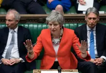 May ofrece su cabeza a cambio de que se apruebe su acuerdo de Brexit