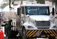 S&oacute;lo 69 pipas compradas por el gobierno de AMLO abastecen combustible
