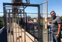 Vecinos instalan puerta en puente peatonal en Satélite