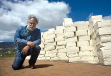 Artista canadiense levanta un muro de queso mexicano en la frontera de EEUU