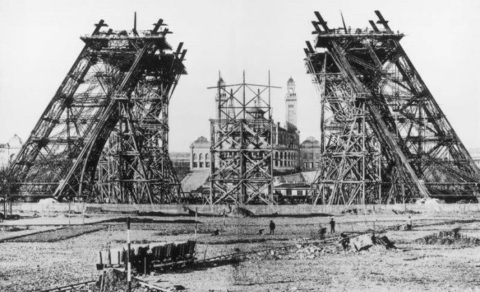 La Torre Eiffel celebra con música, fotos, juegos y teatro su 130 aniversario