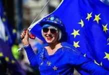 El Parlamento británico debate la petición popular de cancelar el brexit