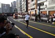 Usain Bolt &acute;compite&acute; contra mototaxi y le gana