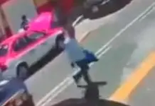 Asaltan a hombre frente a patrulla que lo acompañó al banco (VIDEO) Asaltan a hombre frente a patrulla que lo acompañó al banco (VIDEO)