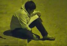 Niño peruano hace la tarea en la calle porque no tiene luz en su casa (VIDEO)