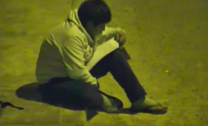 Niño peruano hace la tarea en la calle porque no tiene luz en su casa (VIDEO)