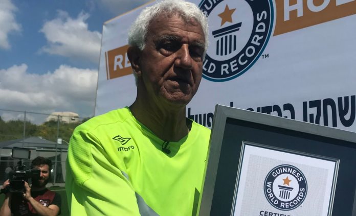 Rompe récord como el jugador más viejo del mundo