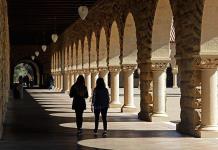 Universidad de Stanford expulsa a estudiante que pagó 500 mil dólares para ser aceptada