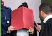 Acusan a mujer alemana de permitir muerte de niña en Irak