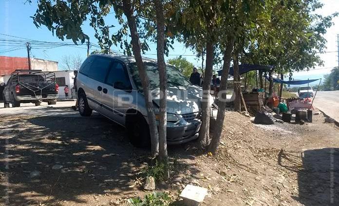 Mujer confunde el freno con el acelerador y choca su camioneta contra un árbol