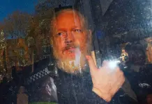 Arrestan a Assange en la embajada de Ecuador en Londres