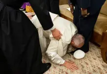 Papa besa zapatos de líderes rivales de Sudán del Sur