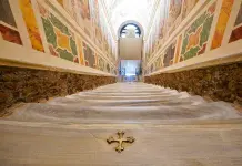 Exhiben tal como era la escalera de mármol que subió Jesús para su juicio