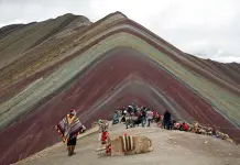 La famosa monta&ntilde;a arco iris de Per&uacute; recibe mil 500 visitantes cada d&iacute;a