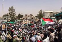 Sudaneses realizan rezo por los muertos en las protestas y rechazan la junta militar