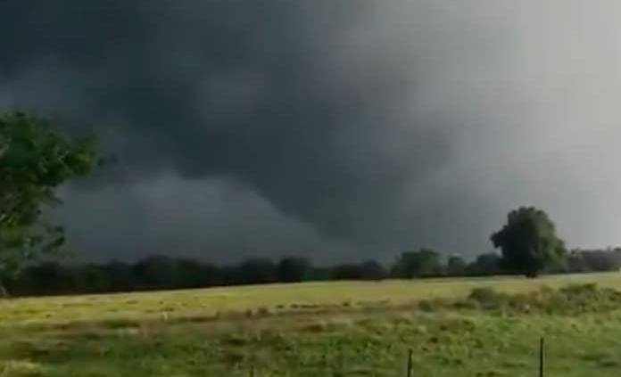 Tornado en Texas deja docena de heridos y múltiples daños