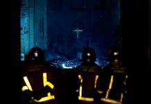 Bomberos, con cara de impotencia ante incendio en Notre Dame