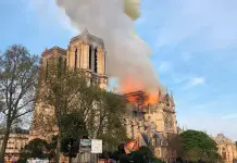 YouTube vincula por error la cobertura del incendio de Notre Dame con el 11-S