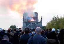 Fieles y turistas cantan Ave María cerca de Notre Dame