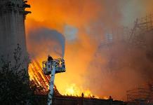Bomberos de París no aseguran poder parar la propagación del incendio de Notre Dame