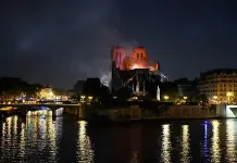 El Vaticano recibe con tristeza el terrible incendio de Notre Dame