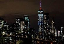 El World Trade Center se iluminó de rojo, azul y blanco por Notre Dame