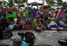 Tratan de bloquear paso de caravana migrante en Chiapas