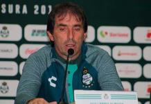 Santos presenta a uruguayo Guillermo Almada como técnico del equipo