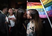 Parejas del mismo sexo participan en "besatón" en Colombia