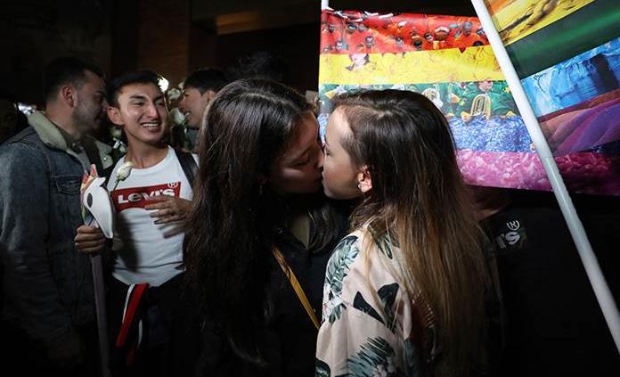 Parejas del mismo sexo participan en “besatón” en Colombia