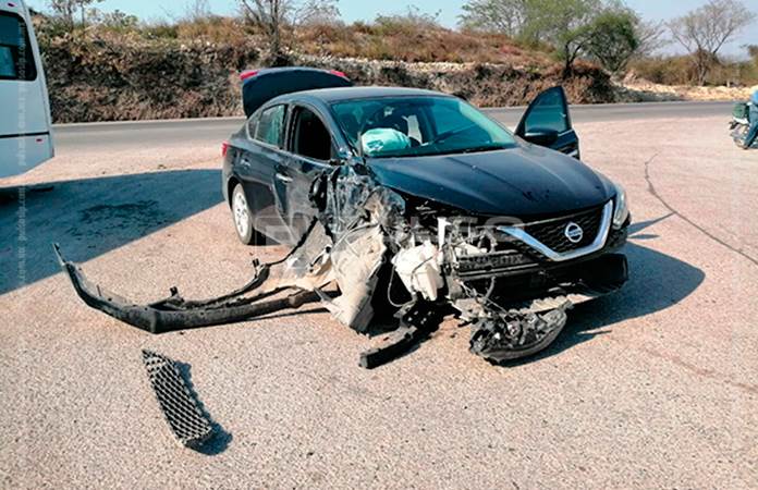 Tres lesionados deja choque entre vehículo particular y autobús del Servicio Urbano Tres lesionados deja choque entre vehículo particular y autobús del Servicio Urbano