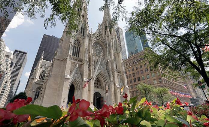 Detienen a un hombre que intentaba entrar con gasolina a la catedral de Nueva York