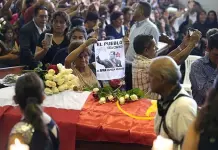 Miles de personas acuden a despedir a Alan García en la Casa del Pueblo