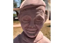 Escultor potosino que cre&oacute; el busto de Ju&aacute;rez y AMLO, devela figura de Cantinflas