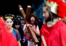 Cristianos recrean viacrucis de Jesús en callejuelas de Jerusalén