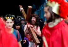 Cristianos recrean viacrucis de Jesús en callejuelas de Jerusalén
